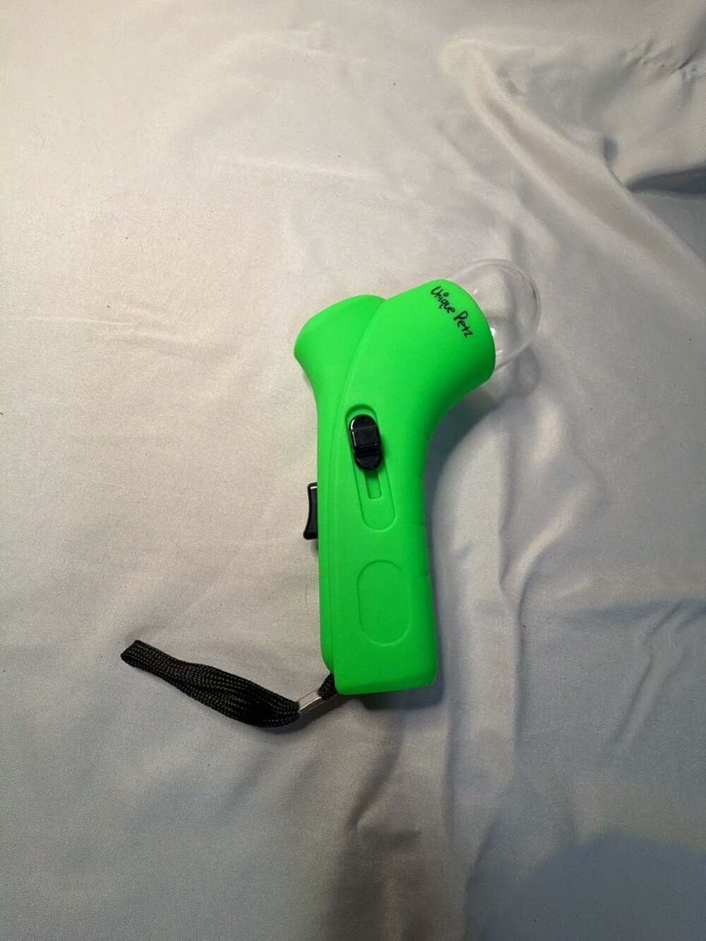 Unique Petz Handheld Pet Treat Launcher and Training Feeder